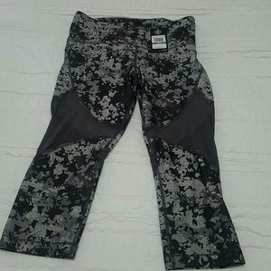 Under Armour NWT Cropped pants